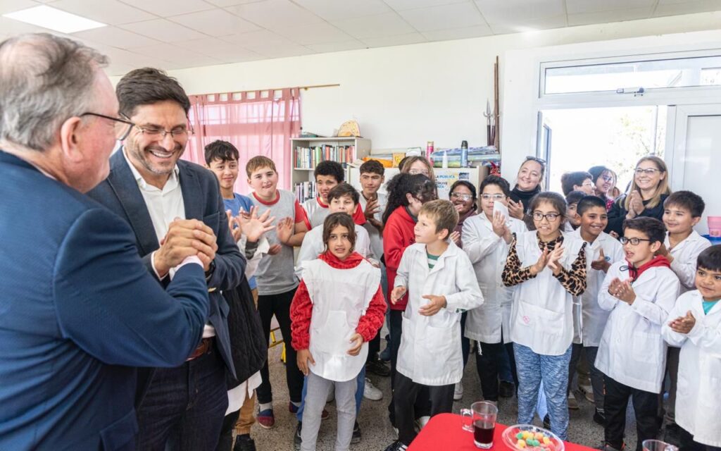 Pullaro obras interior Santa Fe: gobernador aplaude en aula de Frontera con alumnos