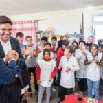 Pullaro obras interior Santa Fe: gobernador aplaude en aula de Frontera con alumnos