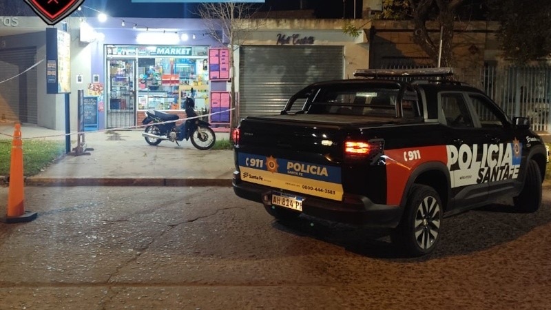 Balacera Villa Gobernador Gálvez: patrullero de la Policía de Santa Fe y una moto secuestrada frente al kiosco baleado