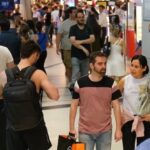 Shoppings descuentos: gente caminando con bolsas en un centro comercial