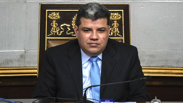 El diputado venezolano Luis Parra fue hospitalizado por síntomas similares al coronavirus