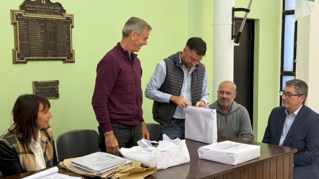 Apertura de sobres para el ensanche Ruta 14 en Bigand con autoridades de Vialidad