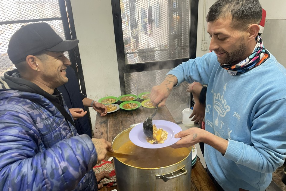 Entrega de comida caliente para personas en situación de calle en Rosario