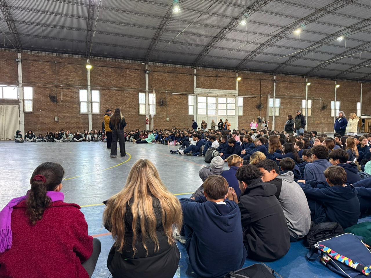 Estudiantes escuchando la charla sobre prevención de adicciones en Roldán