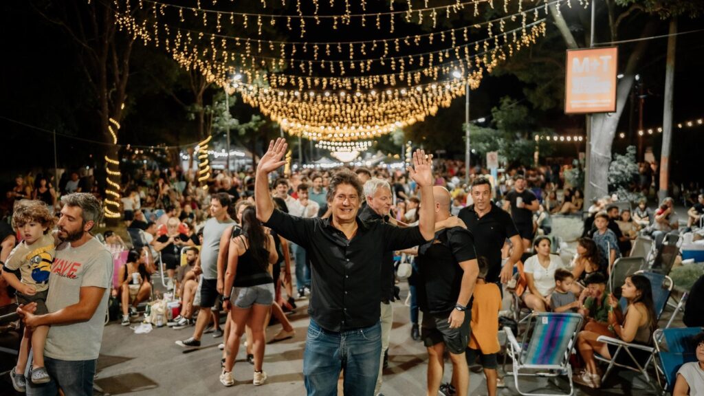 Vecinos de Funes en un evento nocturno al aire libre, una postal de la calidad de vida en Funes