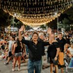Vecinos de Funes en un evento nocturno al aire libre, una postal de la calidad de vida en Funes