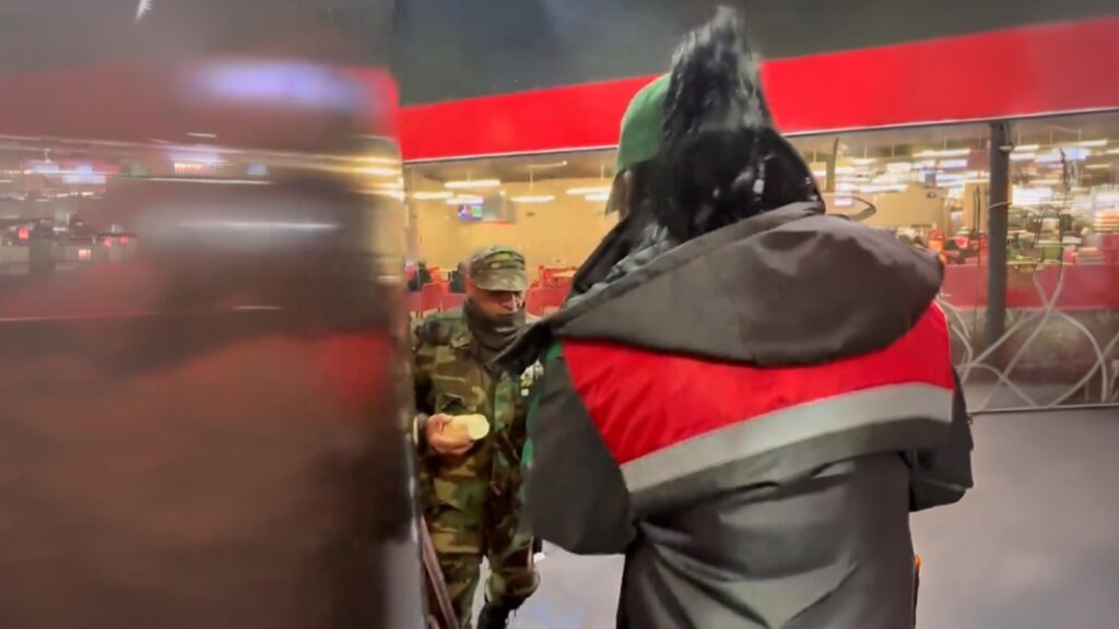 Ex Combatientes Malvinas entregan viandas a las playeras en Rosario