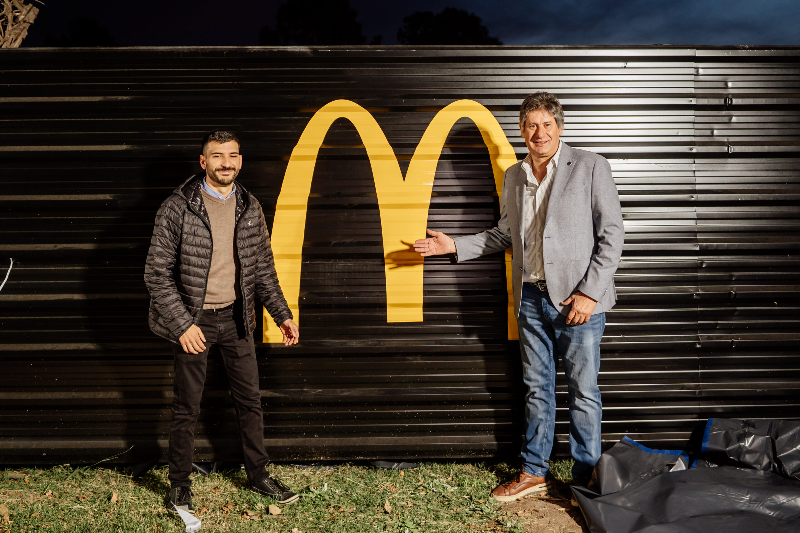El intendente Roly Santacroce y Nicolás Ferrero de Arcos Dorados junto a la M de McDonald's en el Faustina Funes Mall
