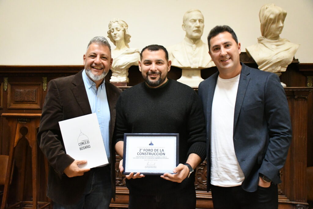 Representantes de Converge reciben el diploma del Foro de la Construcción Rosario en el Concejo Municipal