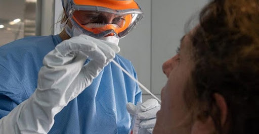 Facultan a las provincias de confirmar casos positivos de coronavirus sin realizar hisopados