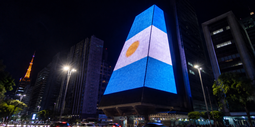 Edificio FIESP en San Pablo iluminado con la bandera argentina por el 25 de Mayo