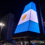Edificio FIESP en San Pablo iluminado con la bandera argentina por el 25 de Mayo