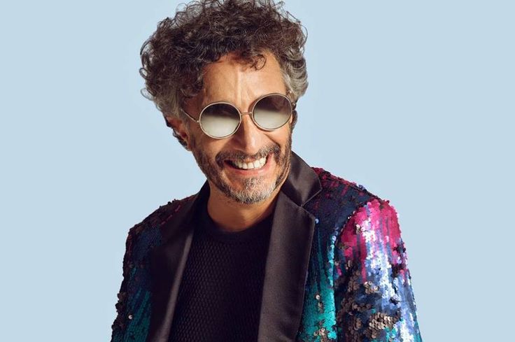 Fito Páez Shine - foto del músico sonriendo con saco de lentejuelas