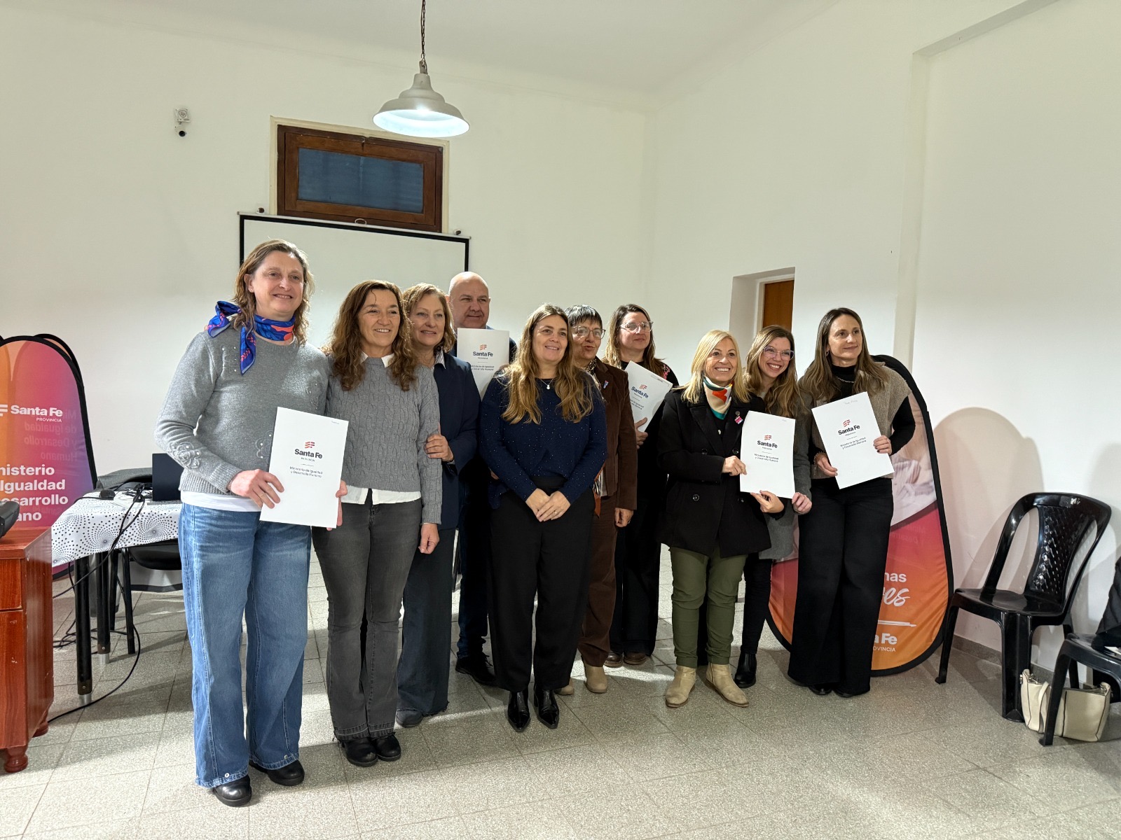 Funcionarios de Roldán y Provincia tras la entrega de aportes para adultos mayores