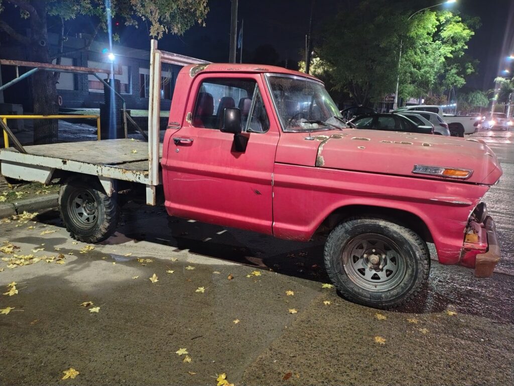 Camioneta Ford F100 secuestrada en operativo por conducción peligrosa Roldán
