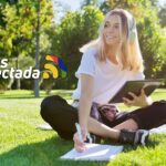 Funes conectada: una joven navega con su tablet y el Wi-Fi gratuito de Funescoop en una plaza