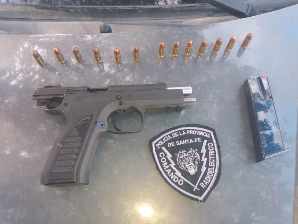 #Funes: detuvieron a dos hombres que portaban un arma de fuego.