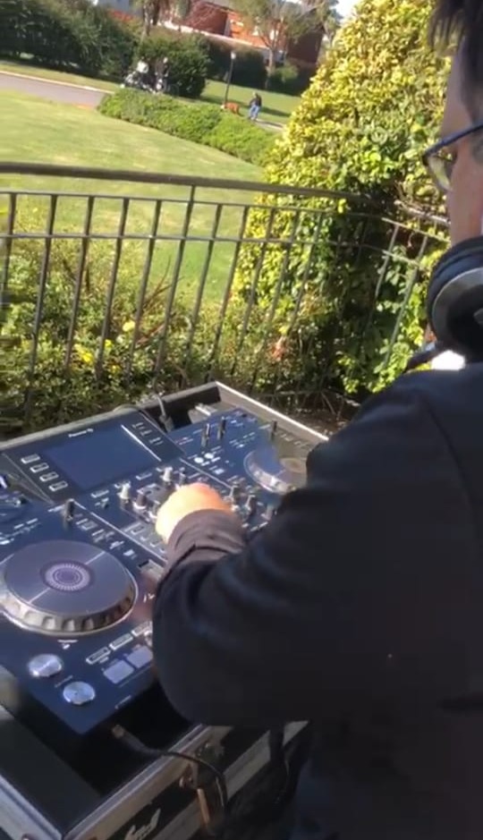 Funes: DJ pone música a la salida recreativa en la cuarentena