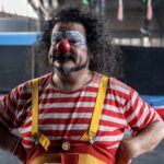 El payaso Galupa caracterizado con nariz roja, peluca y tiradores amarillos