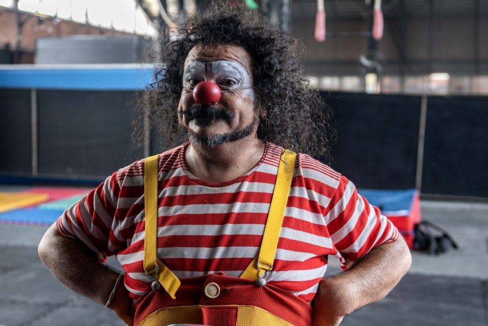 El payaso Galupa caracterizado con nariz roja, peluca y tiradores amarillos