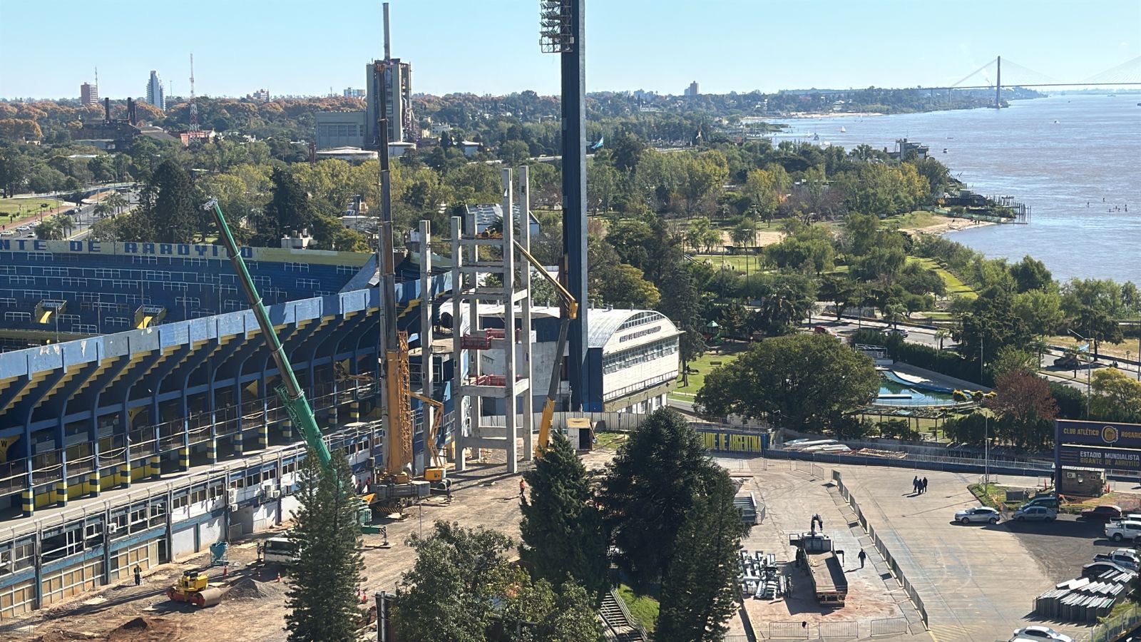 Vista aérea de las obras en Rosario Central junto al río Paraná en el Gigante de Arroyito