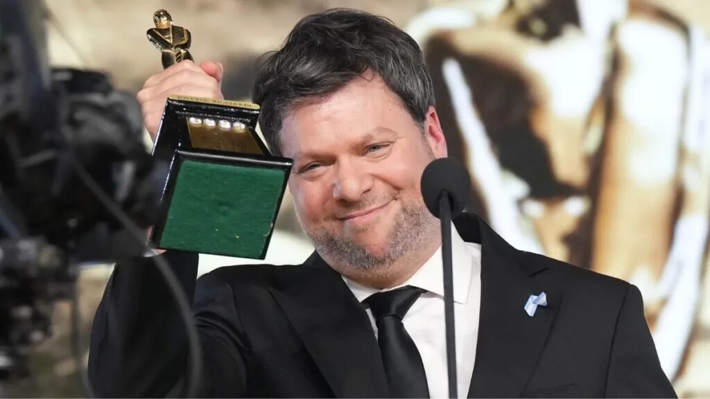 Guido Kaczka con el Martín Fierro de Oro en el escenario