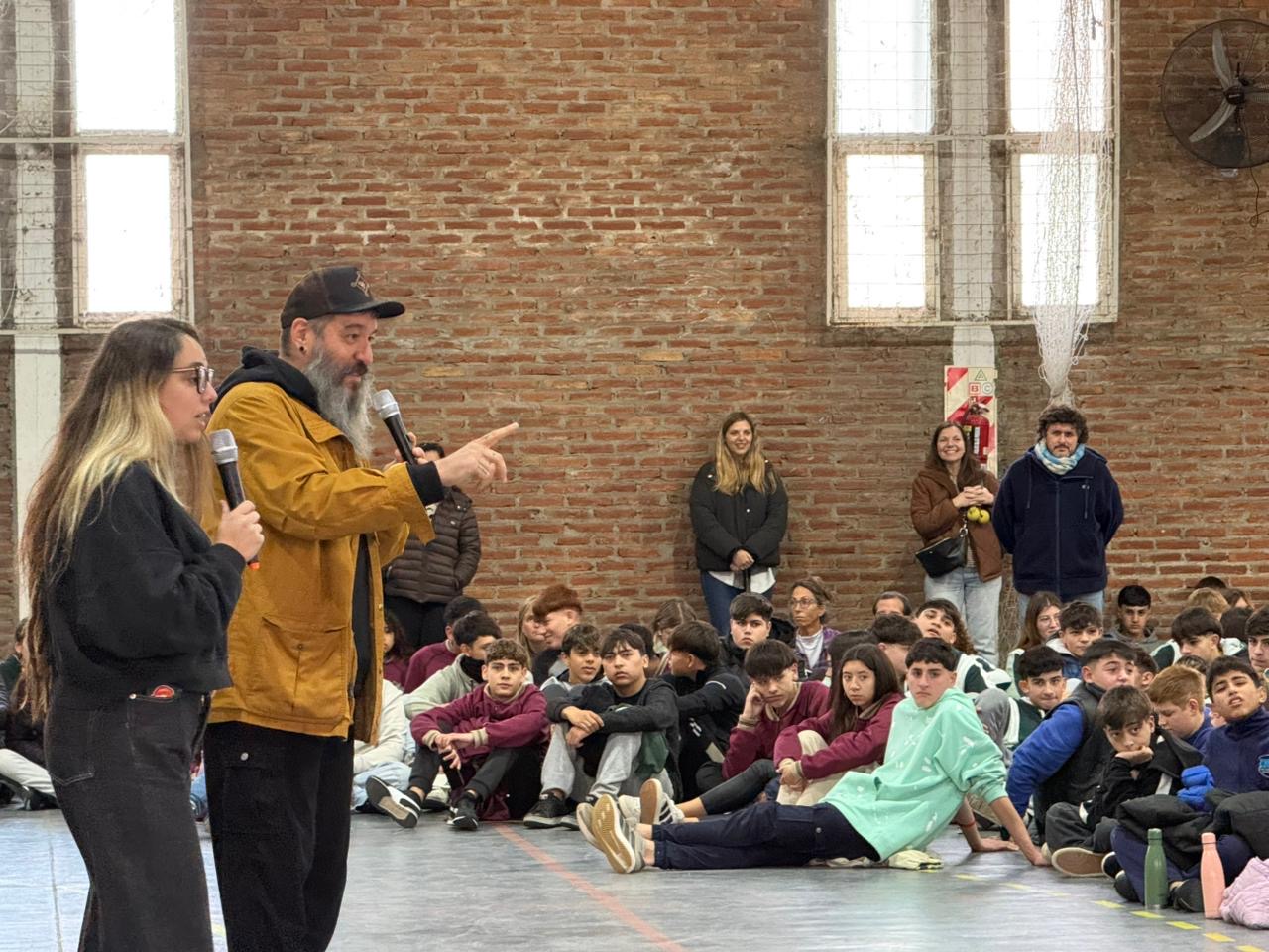 Hernán y Agustina Danolfo durante la charla en el Instituto Paul Harris de Roldán
