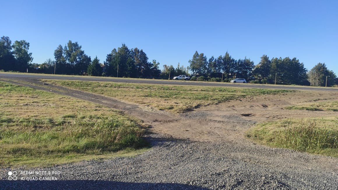 Bajada clandestina de material granular conectada con la Ruta 9 frente al Hotel Sol de Funes