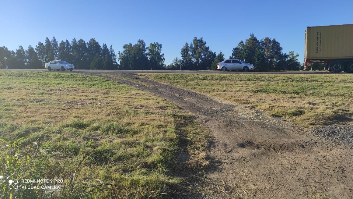Trazas de tierra y material granular sobre la colectora de la Ruta 9 en el Hotel Sol de Funes