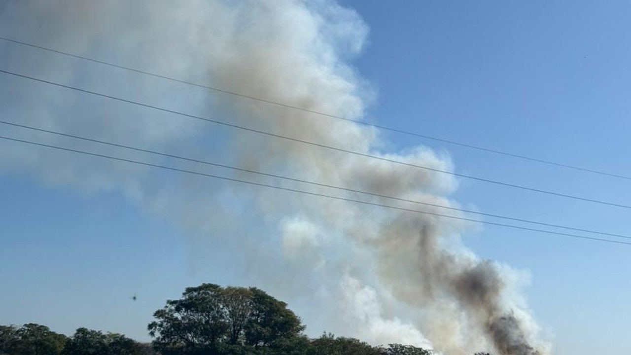 Columna de humo de los incendios clandestinos en una cava de Funes, sobre el camino a Pérez
