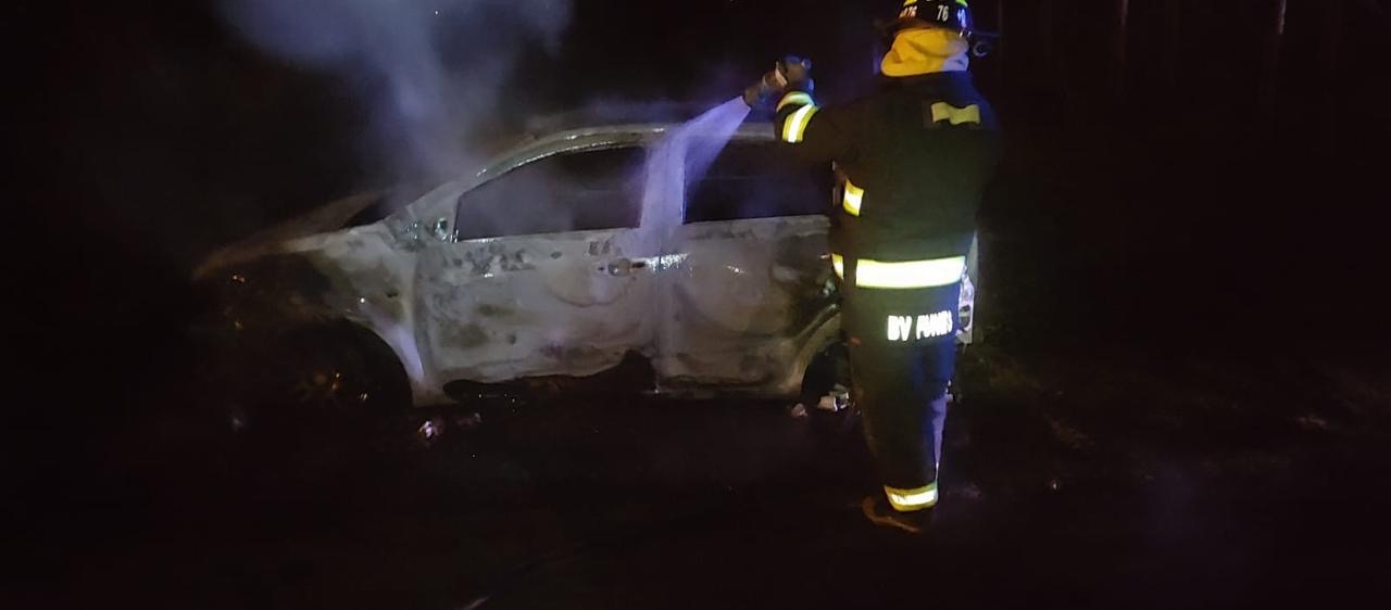 Bombero de BV Funes apaga el incendio de un auto en calle Mendoza