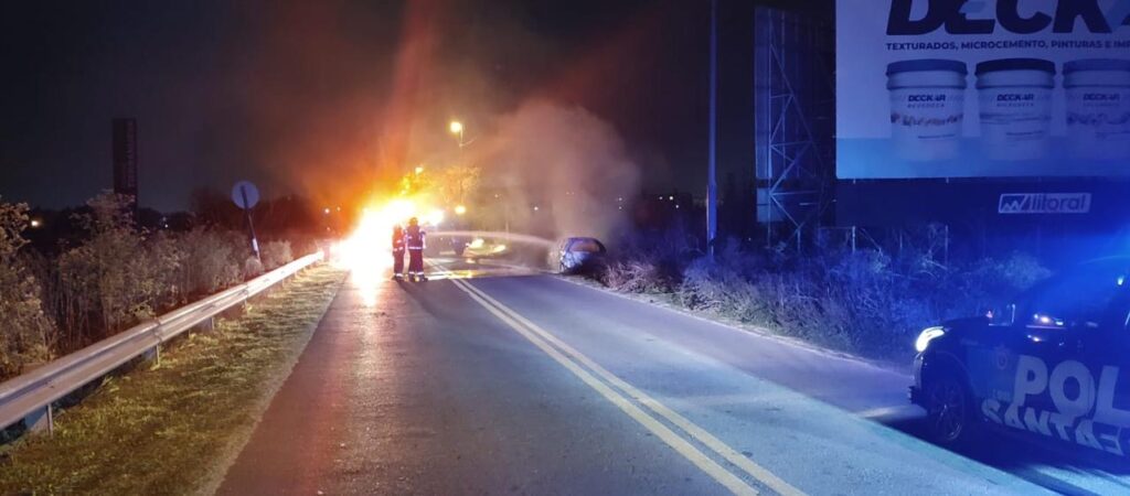 Bomberos de Funes combaten el incendio de un auto en calle Mendoza