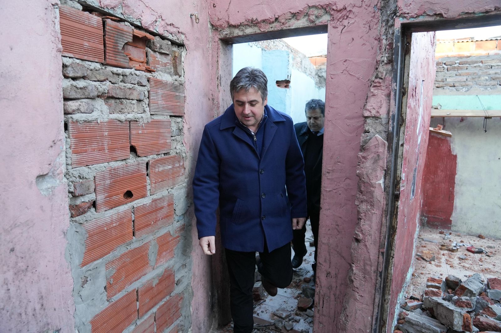 Funcionario recorre el inmueble derribado en Rosario bajo la Ley de Microtráfico