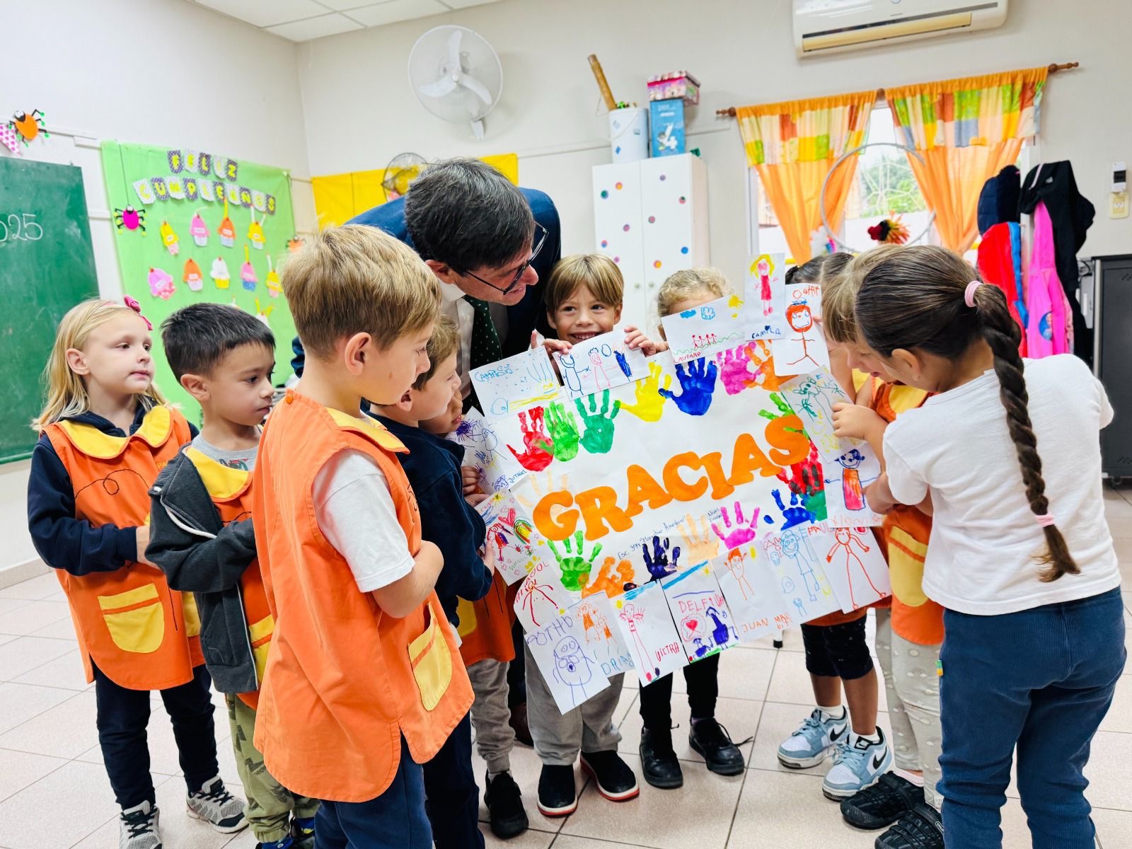 Ninos de nivel inicial con cartel Gracias en un jardin de infantes Santa Fe