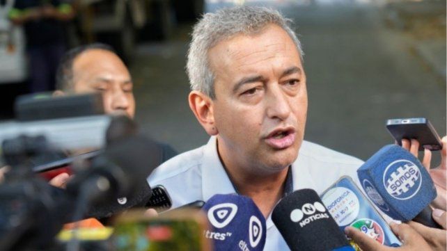 Javkin caso Adorni en rueda de prensa con micrófonos