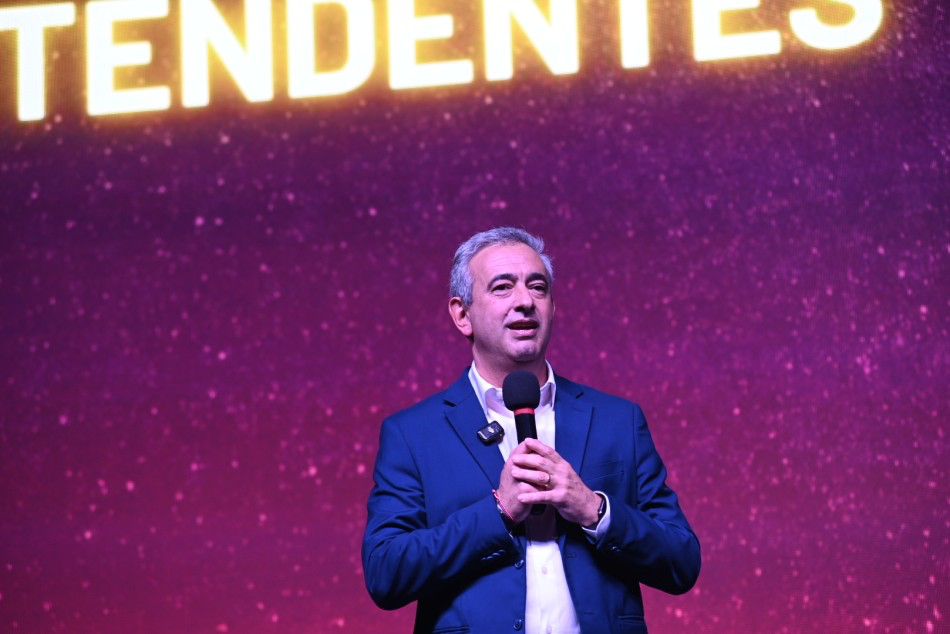 Pablo Javkin ante los intendentes en Rosario durante La Noche de Intendentes 2026