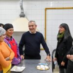 Pablo Javkin con emprendedoras en la Panadería Social del Centro Casiano Casas, Rosario