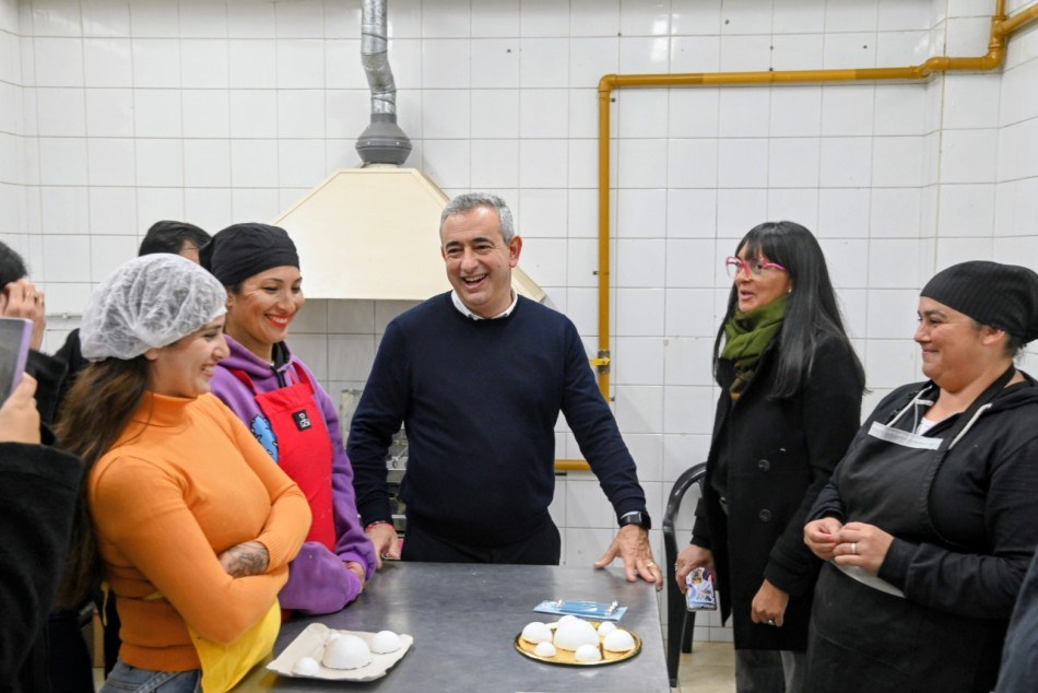 Pablo Javkin con emprendedoras en la Panadería Social del Centro Casiano Casas, Rosario