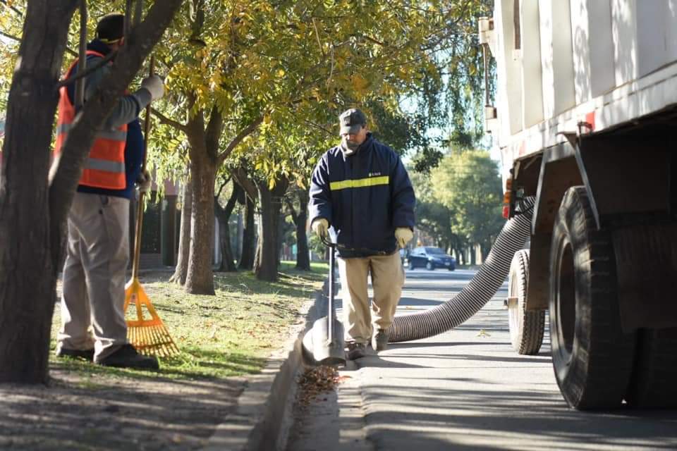 La aspiradora de hojas está en las calles de Funes