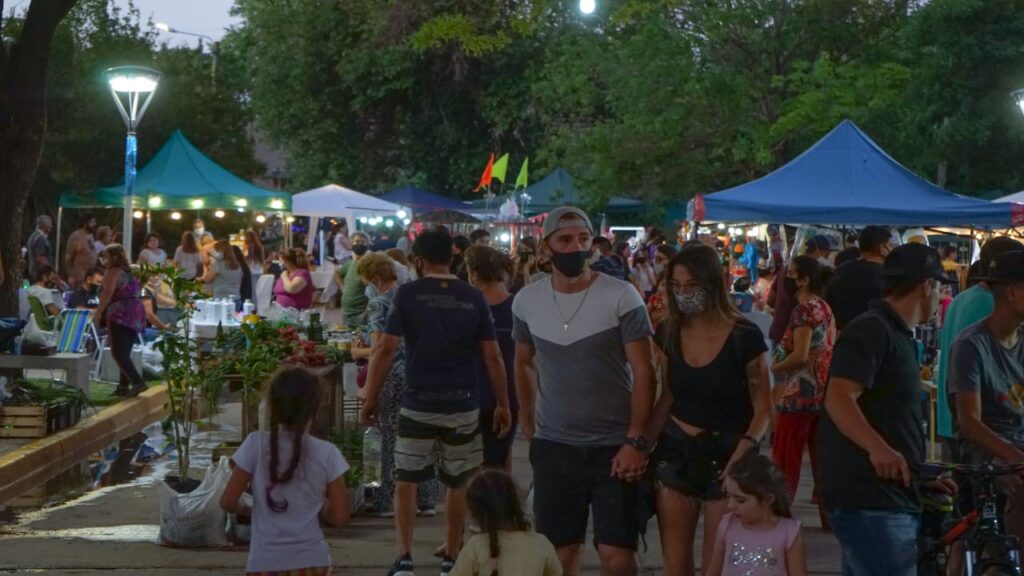 La feria de Funes se despide con 80 artesanos