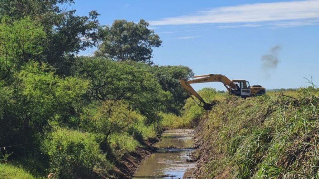 inversión hídrica Santa Fe retroexcavadora limpiando canal