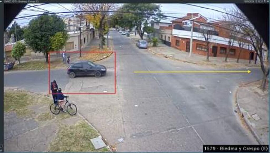 Lince Rosario detectó el Volkswagen Gol Trend negro en una cámara de videovigilancia