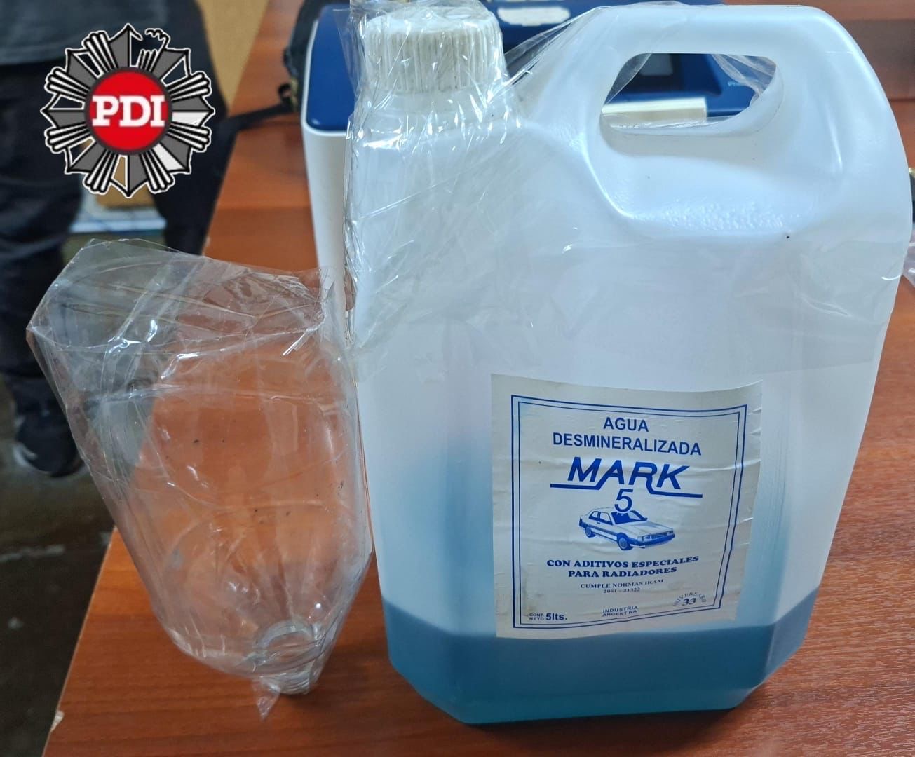 Lince Rosario molotov: bidón con combustible y botella usada como embudo