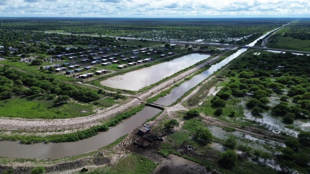 Lluvias en Santa Fe: vista aérea de inundaciones y canales en localidad santafesina