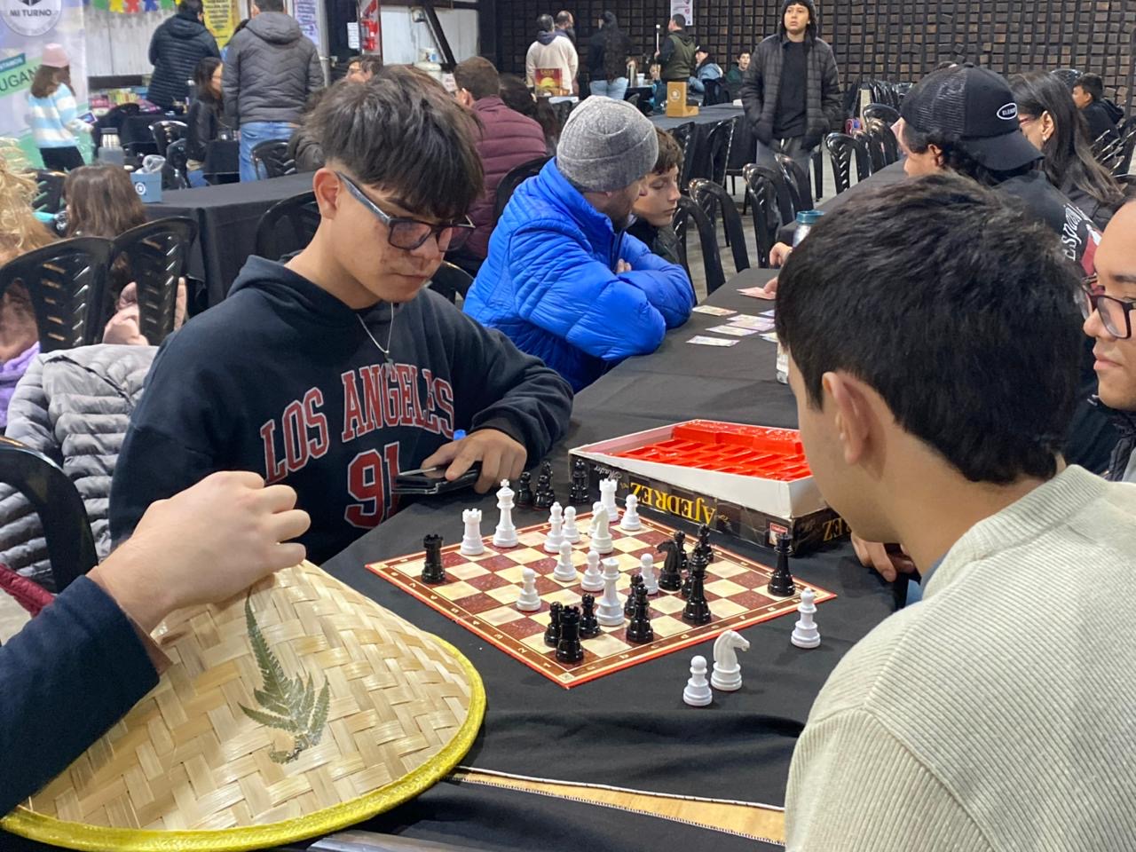 Ludicon Roldán: jóvenes jugando ajedrez en el SUM del Paseo de la Estación