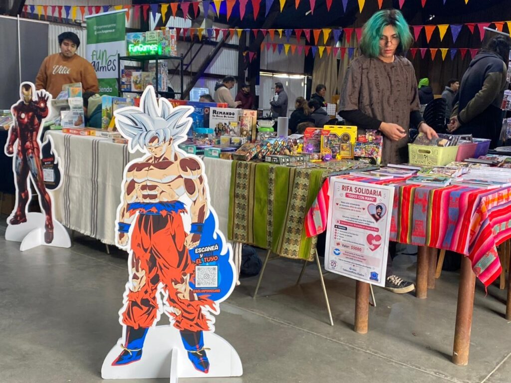 Ludicon Roldán: stands de juegos y cosplay de Goku e Iron Man en el SUM del Paseo de la Estación