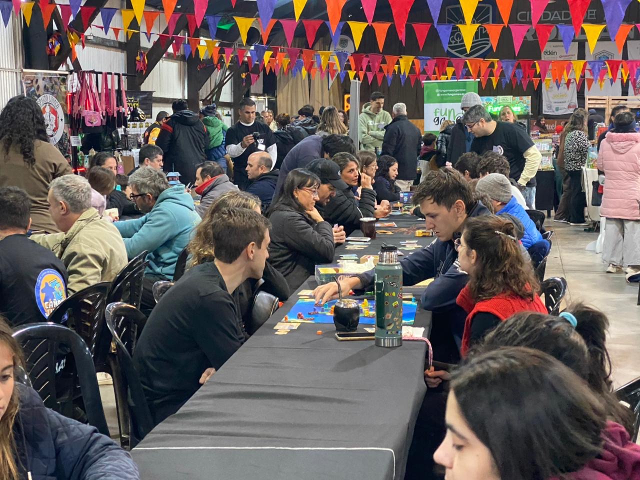 Ludicon Roldán: mesas llenas de público jugando juegos de mesa