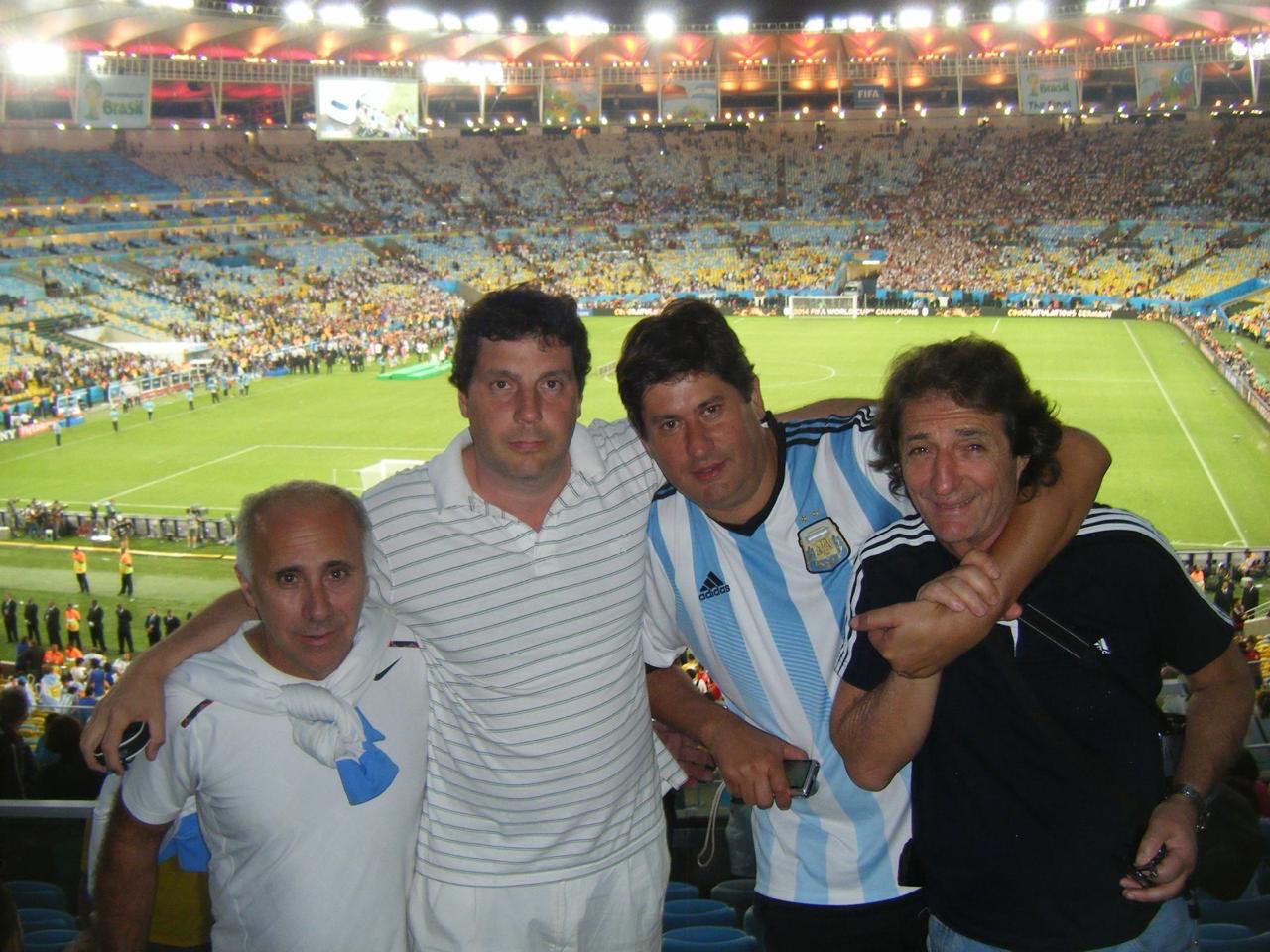Roly Santacroce y sus amigos en el estadio Maracaná durante el Mundial 2014