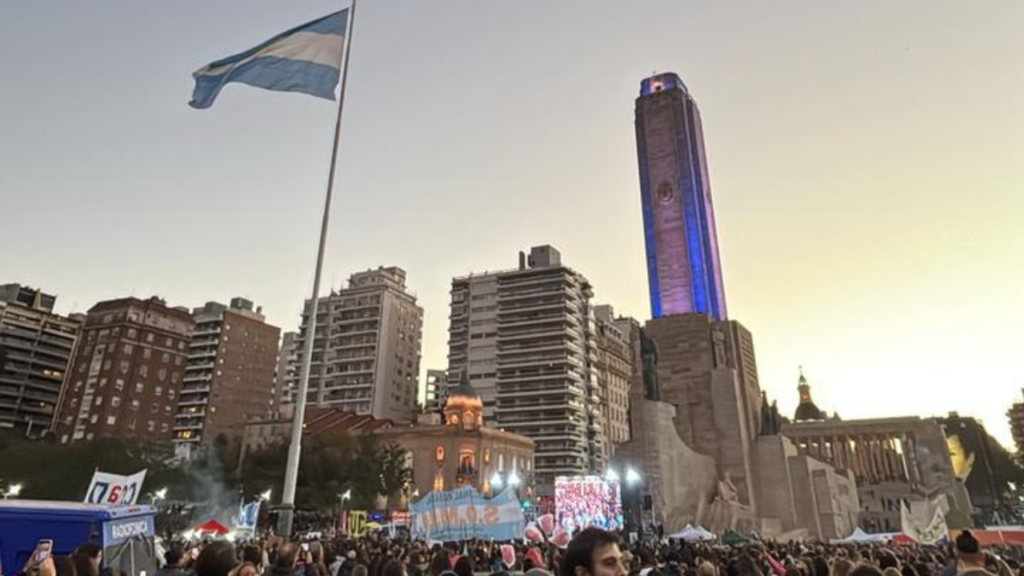 Marcha Federal Universitaria Rosario: multitud frente al Monumento a la Bandera al atardecer