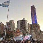 Marcha Federal Universitaria Rosario: multitud frente al Monumento a la Bandera al atardecer